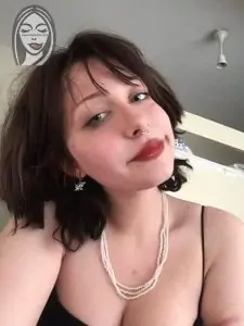 Pespembe Gotik Üniversiteli